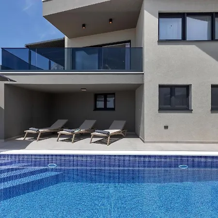 Vip In Mit Beheiztem Pool Und 4 Schafzimmern Holiday home Makarska