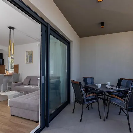 Vip In Mit Beheiztem Pool Und 4 Schafzimmern Holiday home Makarska