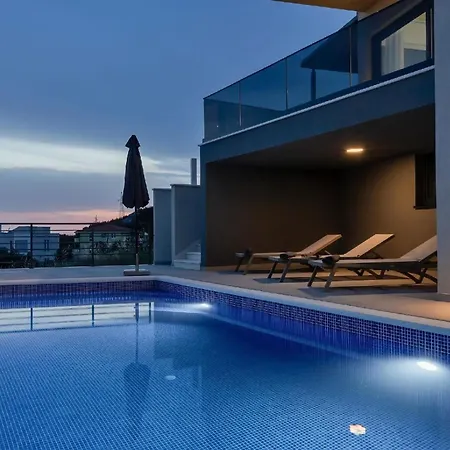 Vip In Mit Beheiztem Pool Und 4 Schafzimmern