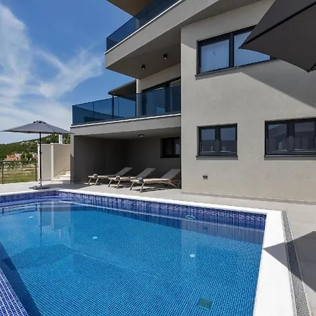 Vip In Mit Beheiztem Pool Und 4 Schafzimmern * Makarska